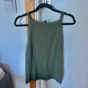 Grön ribbad halterneck linne - Aldrig använd. Nyskick. Stretchigt material 