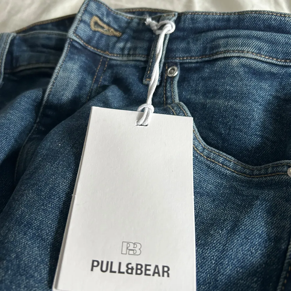 Från pull & bear, helt oanvända endast testade! Skulle sy ner dem och det tog alldeles för lång tid för att skicka tillbaka dem sen när dem fof inte passade!. Jeans & Byxor.