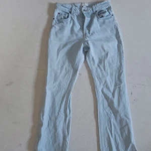 Ljusblå jeans från H&M - Säljer ett par ljusblå jeans från H&M i storlek EUR 38. De har en klassisk design med knappgylf. Perfekta för en avslappnad vardagslook!