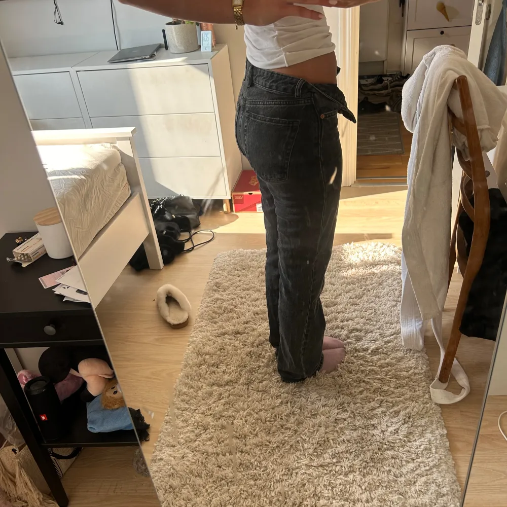 Mid waist stright jeans, super snygga men tyvärr försmå för mig. Storlek 34.. Jeans & Byxor.