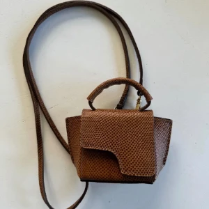 ATP väska  - Säljer en mini atp väska!🔥 Så fint skick i äkta läder! Den är äkta och dustbag tillkommer👊🏼👊🏼 Säljer för 499kr