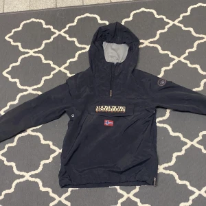 Napapijri jacka  - En reng och vind jacka som är toppen som vår jacka och den är i jätte fin.