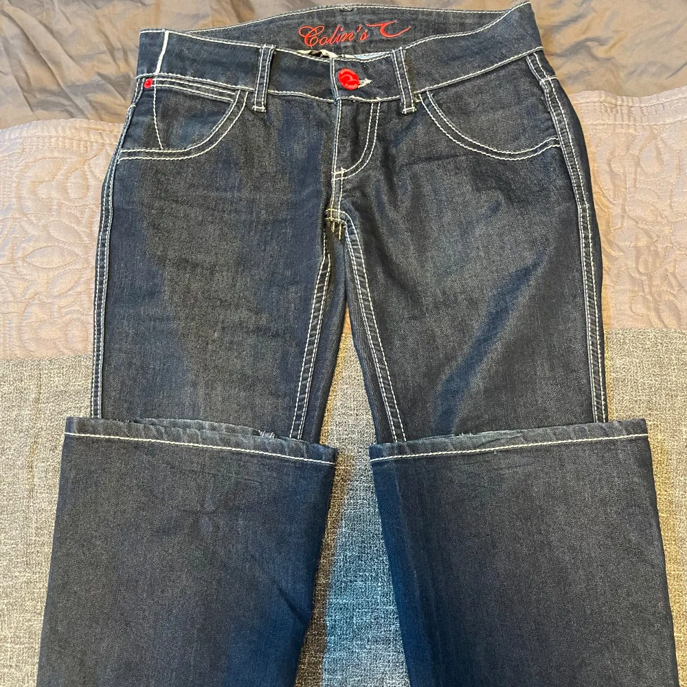 ett par extremt lågmidjade bootcut/flare jeans som är köpta här på plick men som inte kommer till så mycket användning längre. midjemått: ca 36cm tvärs över, innerbenslängd: ca 85cm. kontakta mig för frågor + innan köp. köparen står för frakt💕💕💕. Jeans & Byxor.