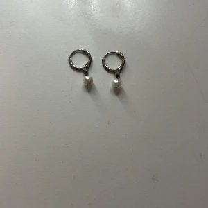 Pärlörhänge  - Dom är jätte söta men killar inte dom och kan inte ha på mig dem( har nickel i sig)