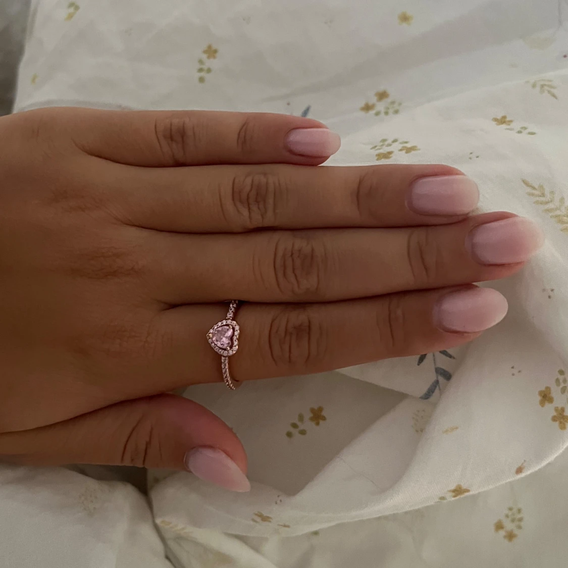 Gullig rosa ring pandora