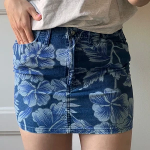 Kjol Kenzo - Säljer min Kenzokjol då den blivit lite lite för mig. Stl 38 men lite liten i storleken. Fint skick💙🦋