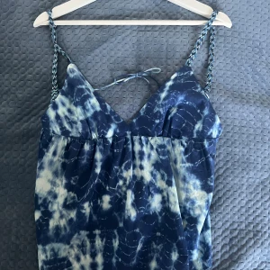 Zara linne - Unikt linne från zara ! Har sytt om banden lite eftersom de var för stora, bra skick💙