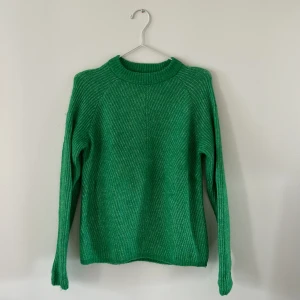 Stickad tröja Y.A.S - Grön stickad tröja från Y.A.S. Storlek S.