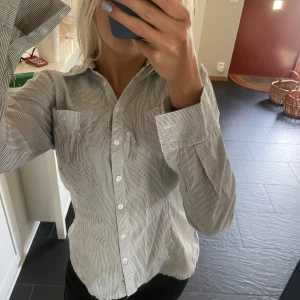 skjorta  - randig skjorta från only, storlek S/M