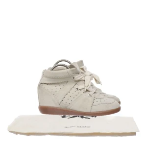 Bobby marant skor  - Säljer mina fina marant skor i modellen ”bobby”, de är använda två gånger och i jättefint skick! Du får med dustbag till båda skorna💕