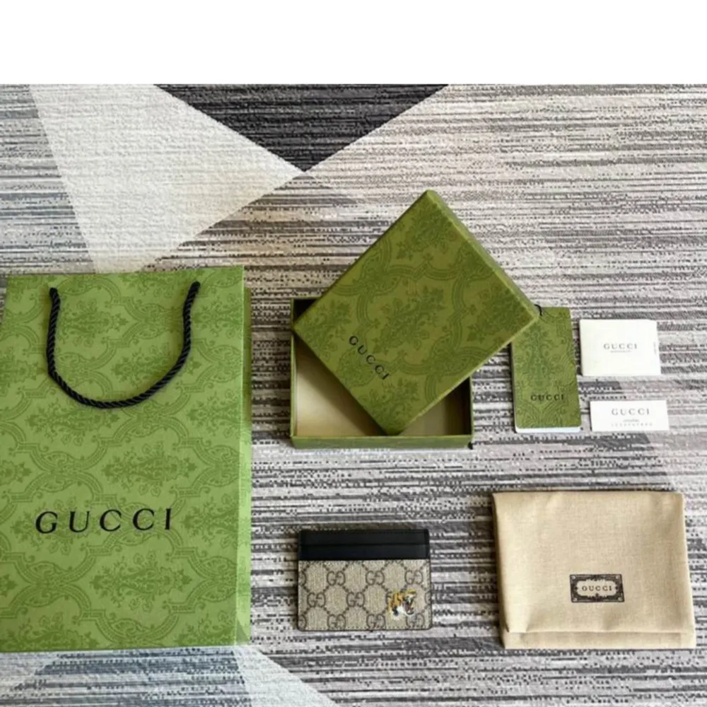 Säljer en gucci korthållare som är i bästa kvalitet.  Skriv om ni har funderingar. . Accessoarer.