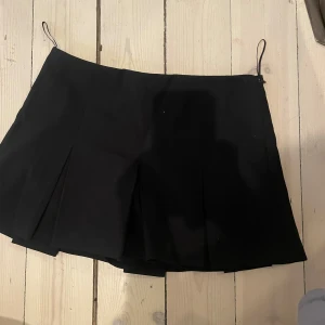 Zara kjol - En jätte snygg höst/vinter kjol i svart från zara, den är i storlek xs men passar för en S också. Den har inbyggda shorts under kjolen.