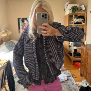 Kappa / Jacka - Jättefin kappa / jacka från Other Stories🩷🪼Med blå och ljusrosa ränder, storlek 34 & superfint skick! Alltså XS men skulle säga xs/s