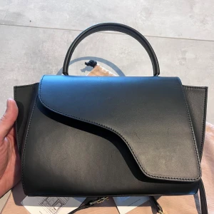 ATP AREZZO BLACK - Nu är de dax att sälja denna väska då den inte används längre   Handgjord i imtalien  Köpt 2023/10 på Mall ofScandinaiven Ny pris 5200kr