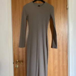 Tajt långklänning - Helt ny klänning från Gina tricot, använd endast en gång så är verkligen i nyskick. Bekväm men åt det tajtare hållet.
