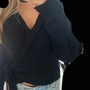 omlott topp från gina tricot  - omlott svart topp från gina tricot knappast använd 