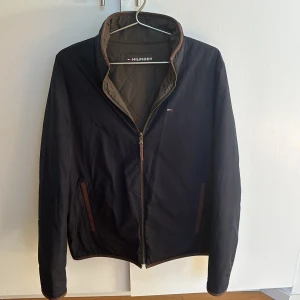 Hilfigerjacka - En fräsch blå Hilfigerjacka i st M (170-180cm) för endast 1299kr  Nypris 2395kr 