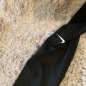 träningstights från nike  - använt en gång, har för mkt träningskläder därför säljer jag de 