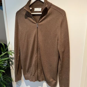 Hel zip - Säljer denna hel zip i ett grymt skick! Storlek S på tröjan men kan även passa lite större. Tveka inte att höra av dig vid minsta fundering! 😃