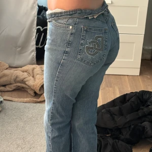 D&G jeans  - D&G jeans son jag köpte på second hand. Vet inte om det är äkta men det är inte i helt nytt skick. Köpte de så! (Knappen har bytts ut) men de har väldigt fina detaljer!