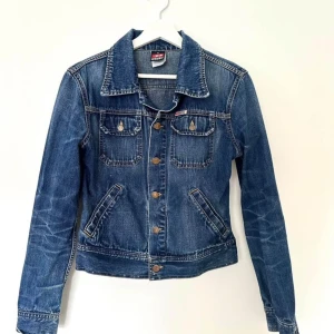 Jeansjacka från Diesel, Y2K - Jeansjacka från Diesel, orginal.  Jeansjacka i äkta y2k-anda från Diesel. Väldigt bra skick!  100% bomull  Storlek M, men skulle säga att den snarare sitter som en S!    60kr frakt eller hämtas i Hökarängen!  