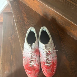 Gats  - Gats från ed Hardy som liknar mausoleum margiela. Skorna är knappt använda då jag kände att dem inte var min still. Storlek är 44 och är tts. Snabb affär uppskattas och kan därmed gå ner lite i pris isf