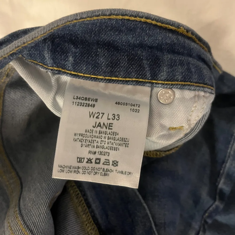 Blåa Lee jeans i modellen ”Jane Straight” i storlek W27 L33! Använda max 2ggr, är i nyskick! Ordinarie pris är 1099kr, säljs för 600kr💕. Jeans & Byxor.