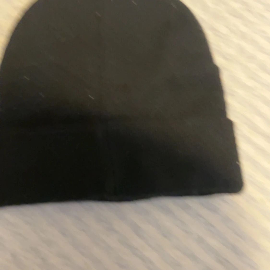 Hej kära kunder ja köpte denna moncler mössa för 2600 kronor  - 91