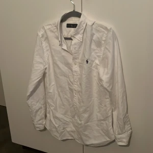 Polo Ralph lauren skjorta - Ralph lauren skjorta St: S Bra skick har andvänt till få tillfällen  Säljs för den är för liten