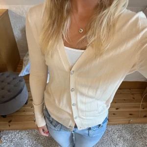 Söt kofta från zara! - Supersöt kofta från zara med glittriga knappar! Pris kan diskuteras!💕