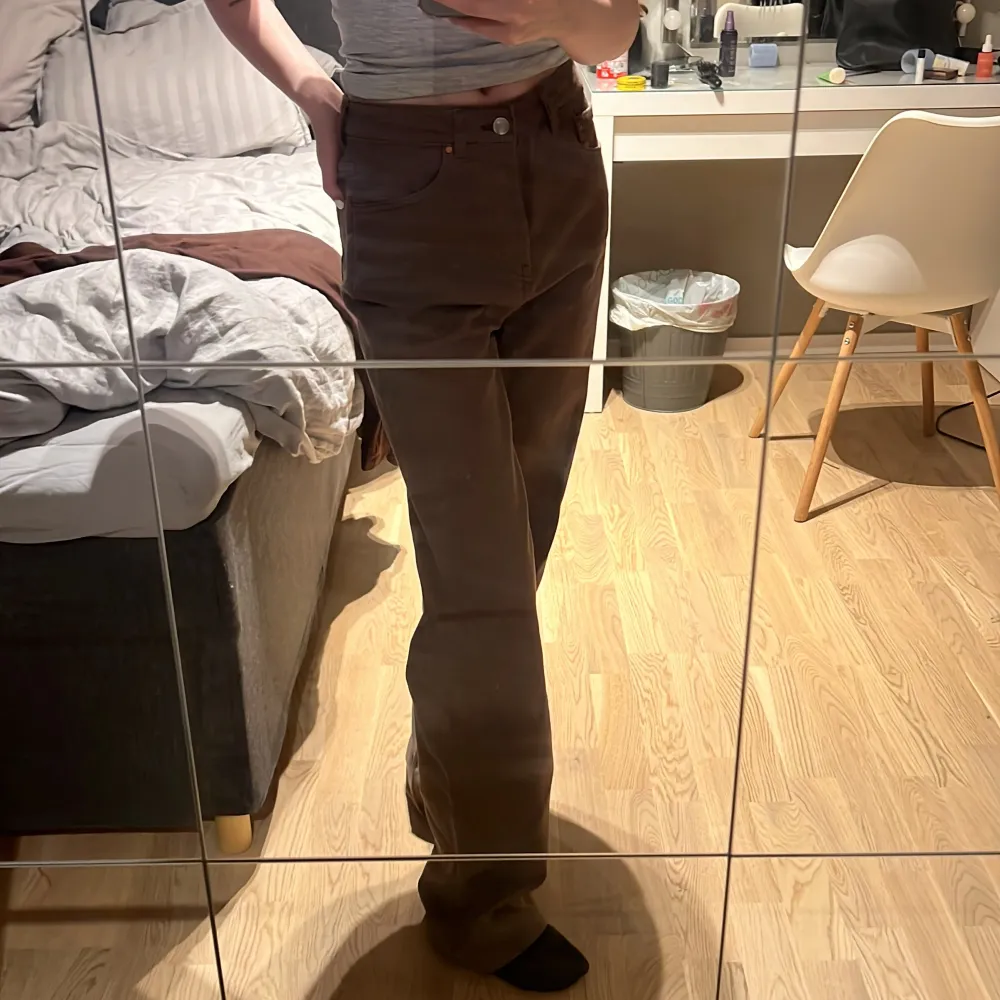 Bruna högmidjade jeans. Väldigt sköna och går ner till golvet på mig som är 170! Säljer pga kommer inte till användning. Farkut & Housut.