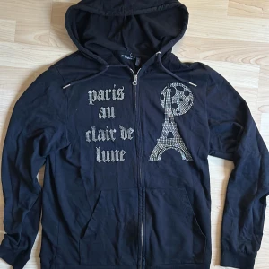 Blinglucid zip  - Säljer nu den här feta zip tröjan som har använts men är i mycket bra skick. pris kan diskuteras 😇🤝