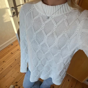 Mysig vit stickad tröja! - Super härlig stickad tröja perfekt nu till hösten! Storlek xs men skulle säga att den passar s/ m också! Alltid öppen för prisförslag!🤗🧸