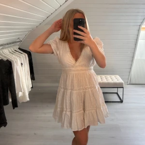 Vit klänning - Vit klänning med puffaxlar ifrån Gina triocot