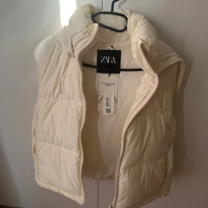 ZARA väst  - Supersnygg vit väst perfekt inför hösten, aldrig använd  Nypris - 559kr