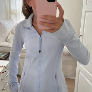Lululemon jacka  - Säljer min lululemon define jacket. Den är i storlek 8 och den passar mig som har storlek S 🩵