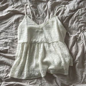 Vitt sommar linne - Vitt luftigt sommarlinne från vero Moda 