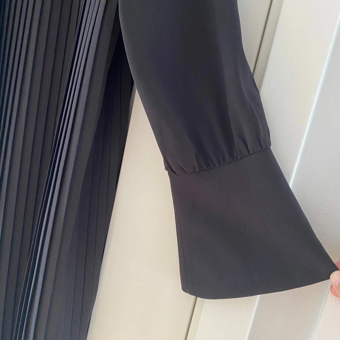 Svart plisserad klänning från Julia June i strl 42 - 90