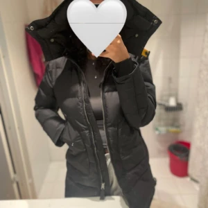 Parajumpers jacka  -  pjs jacka som är väldigt varm som funkar väldigt bra till höst vinter och vår. Knappt använd,säljer pågrund av att jag inte använder den längre.Den passar stl xs/s dam och är i väldigt bra skick utan defekter. Skriv för fler bilder💕kan gå ner i pris