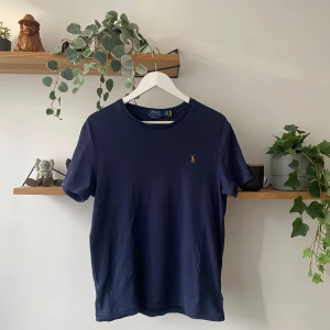 Mörkblå Polo Ralph Lauren T-shirt - Mörkblå polo Ralph Lauren T-shirt i storlek M men skulle även säga att den passar S. Den är i toppen skick och har igns defekter. Köpten den runt laxen 🍣på zalando