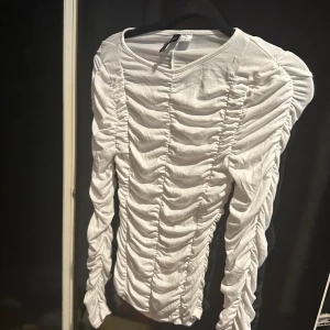 Vit långärmad tröja  - Använd en gång. Fint skick. Storlek XS men är i stretch. Lite see through. Figurvänlig. 