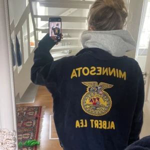 Vintage college jacka - Snygg vintage college jacka från usa (Minnesota), men köpt i en vintage butik.  Står i storlek 100-46, alltså typ stl M. Den är i bra kvalite och jag har knappt använt den❤️köpt för ca 850 och säljer den för 350❤️