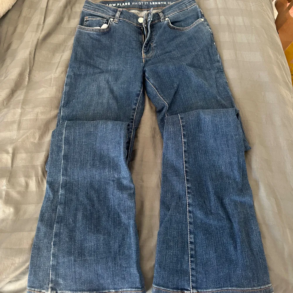 Lågmidjade bootcut jeans från bikbok i mörkblå förg. Nyskick!. Jeans & Byxor.