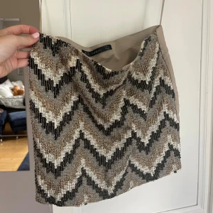 Paljett mini kjol - Bra skick. Fin kjol med coola detaljer 