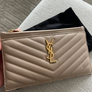 YSL väska - Säljer min väska från Yves Saint Laurent i modellen : CASSANDRE MATELASSÉ POUCH IN GRAIN DE POUDRE LEATHER Färg : Dark beige 🩷🩷🩷🩷 Säljer denna då den inte kommit till användning.  Nypris på denna: 395€ (4498kr) Mitt pris : 2200kr 🩷🩷🩷🩷🩷