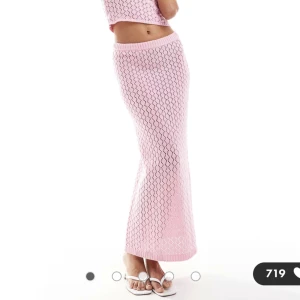 Rosa kjol  - Säljer denna fina kjol från ASOS som är helt ny då jag inte fått användning av den. Prislapp kvar!!  Den är i storlek 34 men skulle säga att den passar en 36 också!