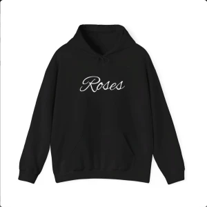 Svart hoodie med rosor - Säljer en supercool svart hoodie med texten 'Roses' i vitt på framsidan. Baksidan har ett stort, färgglatt tryck av rosor i olika nyanser av rött och rosa. Perfekt för att ge din outfit en edgy touch! Den är långärmad och gjord i mjukt material för extra komfort. Passar perfekt för höst och vinter.