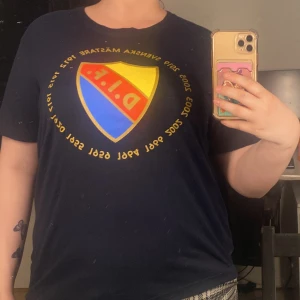 Dif tröja, direktköpt från difshopen ❤️ - En djurgården tröja som passar väldigt bra för dif matcher, och är i size L, den som först köper den får den ❤️