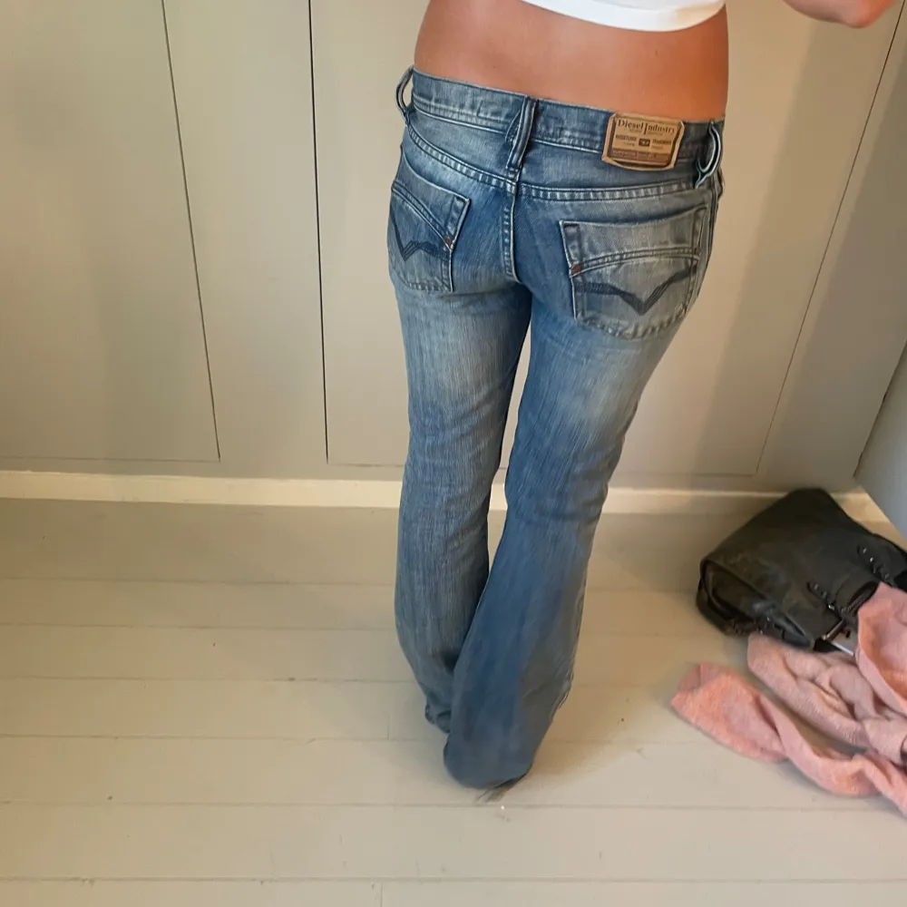 Lågmidjade diesel jeans. Midjemåttet är 41cm och innerbenslängden är 84.. Jeans & Byxor.