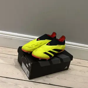 Jag säljer mina fotbollsskor som har blivit försmå, dem är i mycket bra skick och använda under en kort period. Det är ett par Adidas predator i storlek 38. 